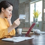 生活費の足しに借りてみたけど、金利がもったいなかった…　※画像はイメージです（metamorworks/stock.adobe.com）