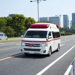 道路を走行する救急車（jaraku/stock.adobe.com）