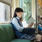 電車で勉強する女子高生　※画像はイメージ（One/stock.adobe.com）