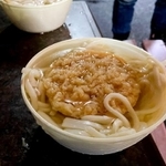 懐かしい天ぷらうどん。たまにお椀からうどんがはみ出していることがあるが気にしないこと。なお、容器は回収