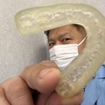 歯科金属の価格が高騰しているという歯科医芸人の”パンヂー陳”こと陳明裕さん