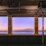 車窓の向こうに広がる、朝焼けの海（画像提供／7さん）