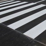  横断歩道のイメージ（Paylessimages/stock.adobe.com）