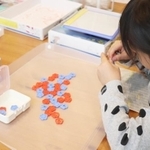 おはじきにまで一つ一つ名前を貼らなければいけないという学校も（※イメージ画像）