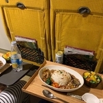 「家にあるE6系新幹線の座席に座ってウキウキしながら夕飯食ってる夫婦は少ないと思う」＝kobatonさん（@_kobakashi_）提供