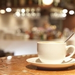 いまどきカフェでコーヒー一杯300円だなんて。※写真はイメージです（Tsuboya/adobe.stock.com）