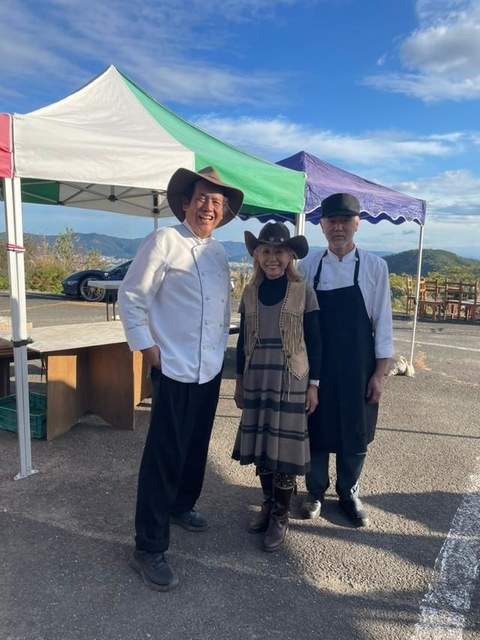 福村賢一さん（写真左）と夫人・京子さん（中央）