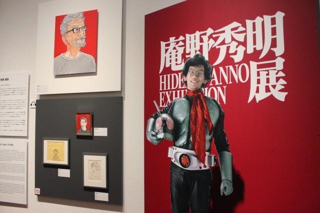 仮面ライダーに扮した若かりし庵野秀明さんのパネルが出迎える庵野秀明展の会場（2022年4月15日撮影）