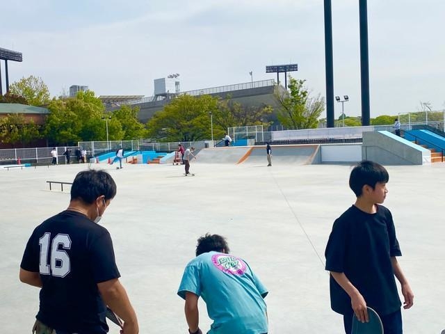 快晴のなか楽しむスケーターたち