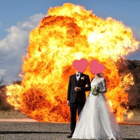 僕たち結婚します ドッカーン 爆炎背景の新郎新婦写真にネットが祝福 いいな リア充爆発 ｗポーズは最高すぎる 神戸新聞next 連載 特集 話題