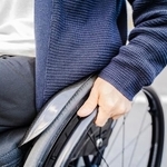 車椅子の使用にはさまざまな事情がある（イメージ画像）