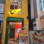 阪急中通りを歩いているといやが上にも目につくこの外装！