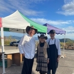 福村賢一さん（写真左）と夫人・京子さん（中央）