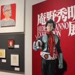 仮面ライダーに扮した若かりし庵野秀明さんのパネルが出迎える庵野秀明展の会場（2022年4月15日撮影）