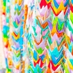 願いを込めて折られた千羽鶴(Junko/stock.adobe.com)