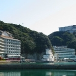 昭和の時代に建てられた巨大温泉旅館。山上の建物も含めて全てトンネルで繋がっている、秘密基地のような温泉宿