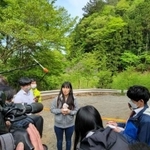 ４月２８日午後、骨の発見現場周辺を訪れ、報道陣の取材に対応する小倉美咲さんの母とも子さん（撮影・小川泰平）