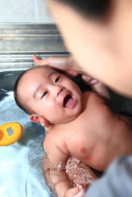 沐浴中の赤ちゃん。気持ちよさそうです（イメージ画像）