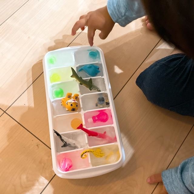 「風呂に入りたがらない息子に、『よし、ここから２つ選んでお風呂で溶かそう』っておもちゃを氷漬けにしてた妻すごい」（nanigashiさん提供）