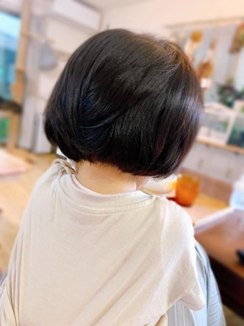 8カ月の赤ちゃんの後ろ姿が小学生だとTwitter上で話題を集めた（提供写真）