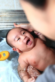 沐浴中の赤ちゃん。気持ちよさそうです（イメージ画像）