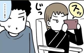 スクリーンを前にスマホを構えるなど明らかに怪しい動きをしていたそう（画像提供：福井セイさん@fukuisei）