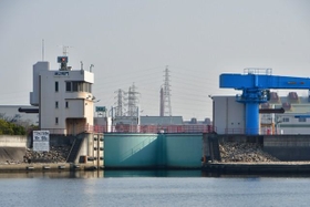 海側から見た第二閘門。半円形の水門が左右に開く構造