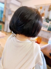 8カ月の赤ちゃんの後ろ姿が小学生だとTwitter上で話題を集めた（提供写真）