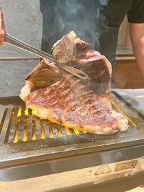 Ｔボーンステーキもスタッフが焼き上げてくれます