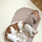 同じ寝相の赤ちゃんと猫の写真がTwitter上で話題になった（提供写真）