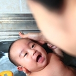 沐浴中の赤ちゃん。気持ちよさそうです（イメージ画像）