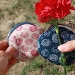 京都の伝統的織物一つである丹後ちりめんを使用したがま口