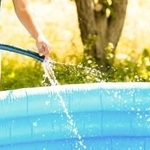 家庭用プールで楽しい水遊び。でも、わずか10cmの深さでも溺れる危険があります(Angelov/stock.adobe.com)