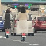 車線内の左端を進む電動キックボード（ろくりんさん提供）