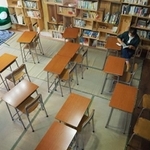 机や椅子は自由に動かしてOK。鳥や虫の声、風の音をBGMにゆっくりと。時間帯によってレコードも聴ける
