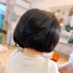8カ月の赤ちゃんの後ろ姿が小学生だとTwitter上で話題を集めた（提供写真）