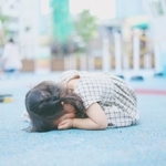 遊園地で年齢制限のためアトラクションに乗れず、地面に泣き崩れる女の子の写真にTwitter上で大きな話題になった（提供写真）