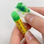 ティッシュや布巾、やわらかい布にベビーオイルを含ませて「汚れを拭うようにふき取って下さい」とのこと（画像提供：サクラクレパス）