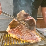 Ｔボーンステーキもスタッフが焼き上げてくれます