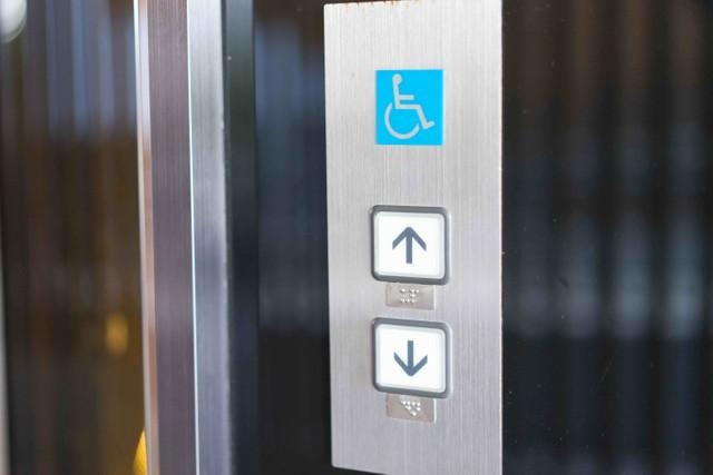 エレベーターに鏡が設置されている本来の意味って知っていますか？（alice_photo/adobe.stock.com）