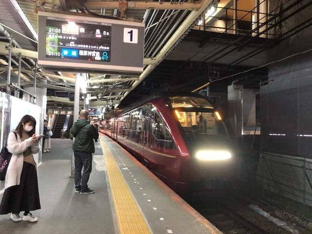 生駒山を超えた奈良側の大和西大寺駅で撮影したひのとり。これに乗って生駒山の絶景を見るのもおススメだ（ソラシドさん提供）