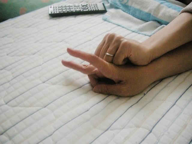 指で作った「でんでん虫」。家族間の親密な雰囲気が伝わってきます　画像提供／わたろさん