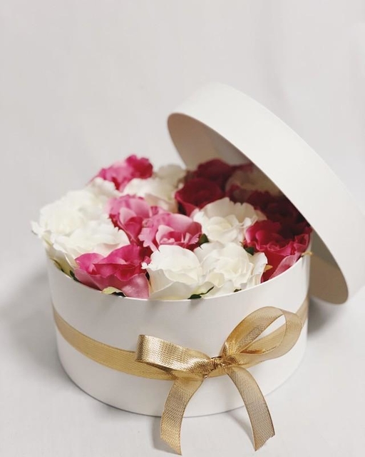 売上の10%で児童養護施設の子どもたちにバラを贈り、一緒にバラを使った作品を制作するなどさまざまな“バラ体験”を広げたいという（大地さん提供）