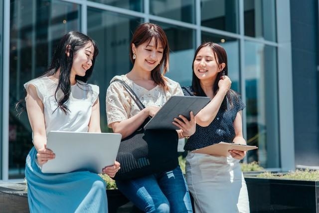 代筆や代弁やノート借りをお願いしたりされたり…大学時代のあるあるですね（イメージ画像）