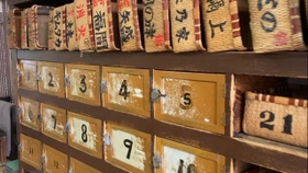 木製ロッカーと常連客の脱衣かごである柳行李がずらりと並ぶ＝2022年6月5日、京都・錦市場「錦湯」（撮影・村山祥栄）