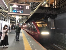 生駒山を超えた奈良側の大和西大寺駅で撮影したひのとり。これに乗って生駒山の絶景を見るのもおススメだ（ソラシドさん提供）