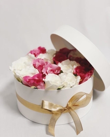 売上の10%で児童養護施設の子どもたちにバラを贈り、一緒にバラを使った作品を制作するなどさまざまな“バラ体験”を広げたいという（大地さん提供）