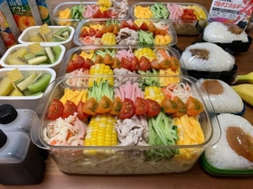 モザイク冷やし中華のお弁当。補食は長男には唐揚げおにぎり、長女には南高梅おにぎりを（obentokiroku_SNKさん提供）
