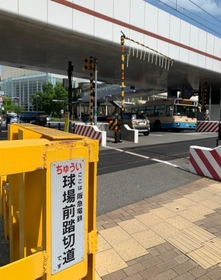 1日に2回だけ閉まる！？「球場前踏切道」。もちろん、ここを通る車はちゃんと一時停止します＝兵庫県西宮市高松町