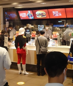 マクドナルドのカウンターにシャア。赤い彗星がなぜここに…（提供画像）
